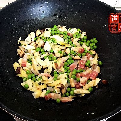 春笋咸肉豌豆乌米饭