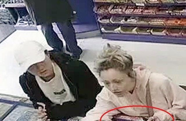 吴卓林澳洲生活状况好转,与同性女友超市买零