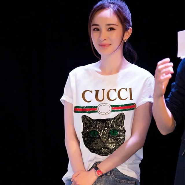 聪前女友雪梨现身LA,身穿的名牌T恤抵普通人