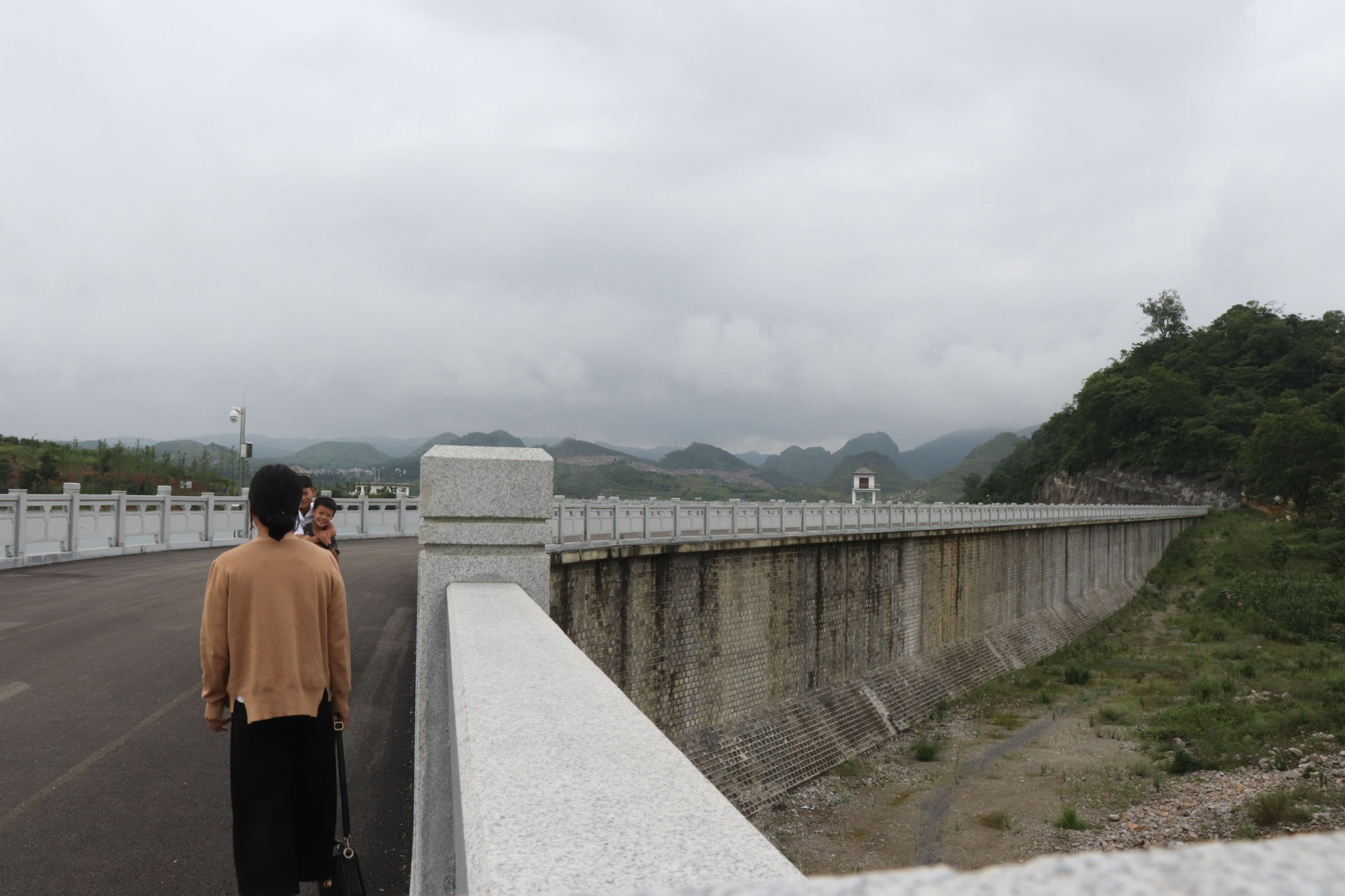 贵州小型水库成了当地人的旅游消遣景点