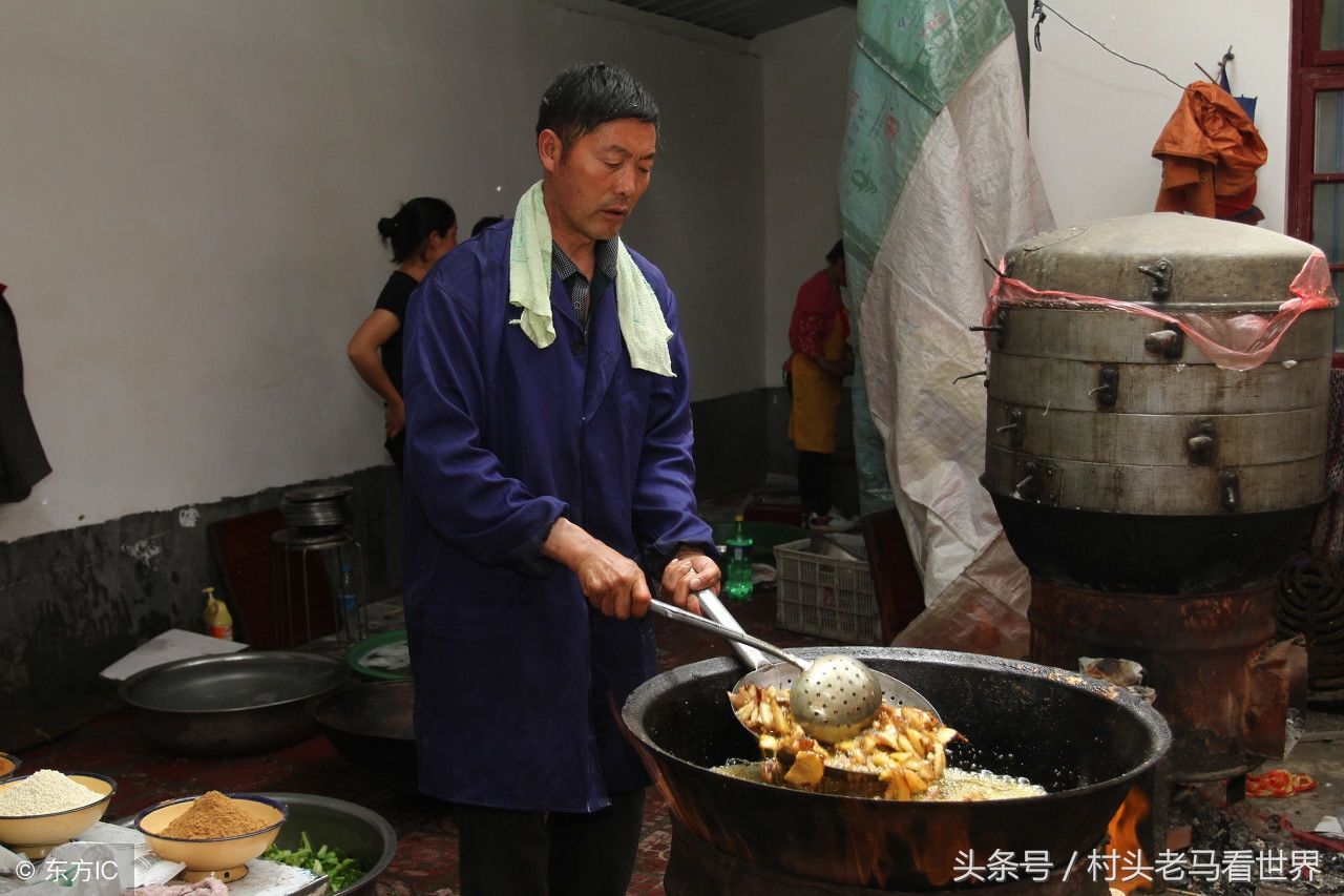 实拍河南许昌市农村婚宴现场，菜肴品类繁多，场面热闹