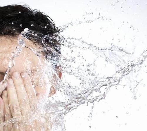 用什么洗脸最好?端正洗脸的正确方法