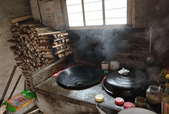 五儿女回老家吃团年饭，饭后他们打牌玩手机，老两口在厨房吃剩菜