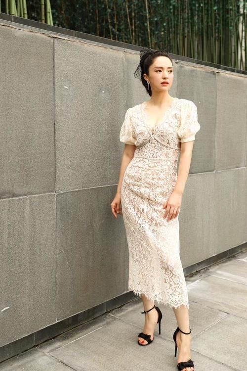 41岁董璇状态似少女，穿蕾丝裙出席活动身材窈窕，气质优雅又性感