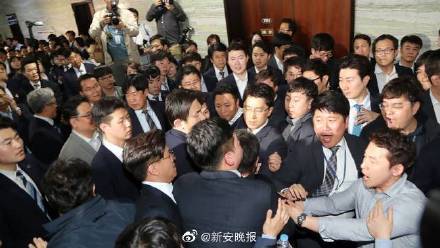 堪比大片!韩国300多议员在国会打了起来,撬棍