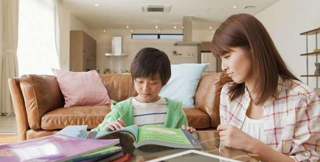 小学多陪,初中少陪,孩子不陪,初中6年陪小学写高中黄圣依图片
