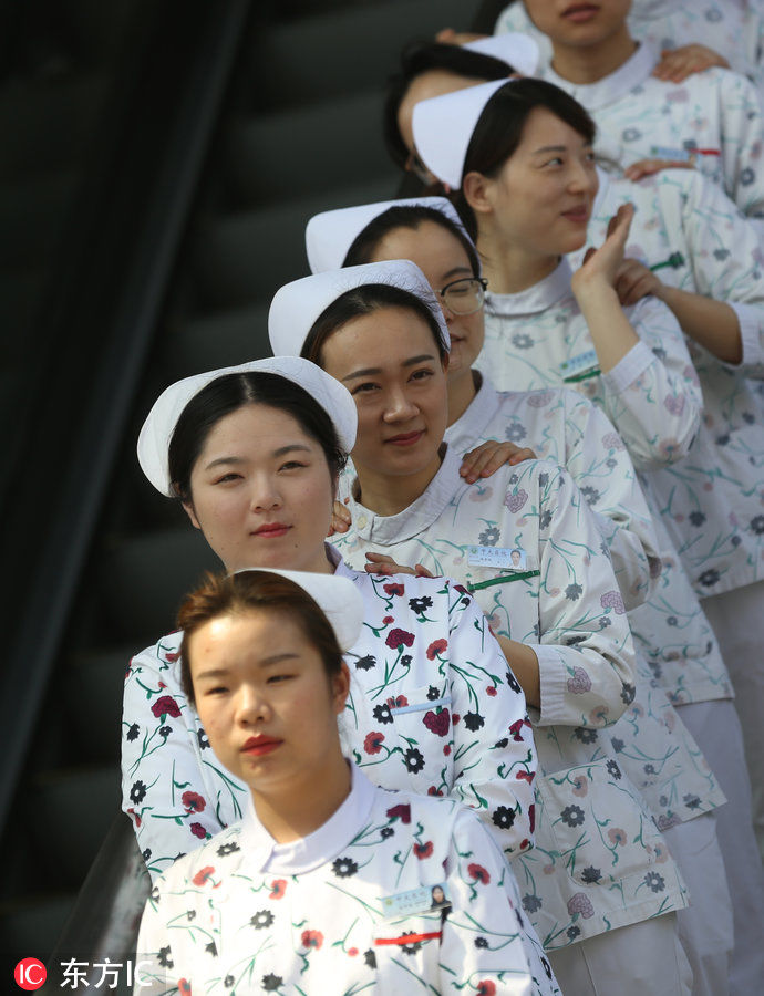 南京护士大楼前摆出ICU造型 庆祝国际护士节