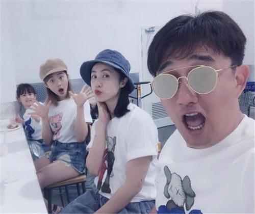 黄磊晒小儿子影子照，父子合影温馨甜蜜，弟弟手指天空萌翻网友