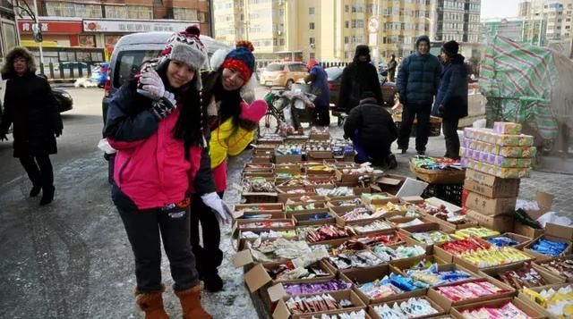 惊了!卖雪糕不用冰箱,直接在大街摆摊卖…东北