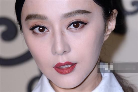 脸上粉底厚别拿眼镜当道具:范冰冰告诉你啥叫