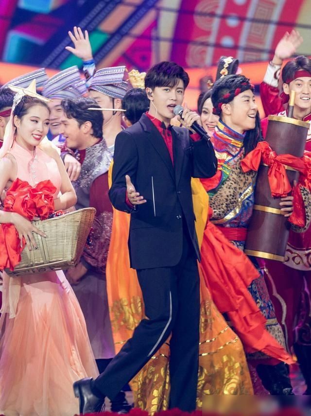 任嘉伦迪丽热巴走上大舞台，用歌声向祖国告白，嘉人爱丽丝乐开怀