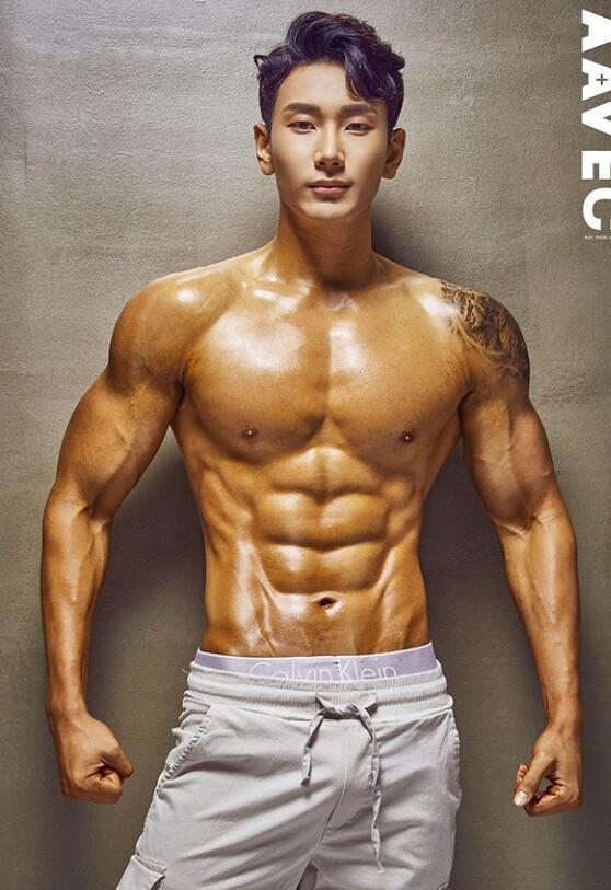 25岁小伙低调健身,一年后练出6块腹肌,完美的