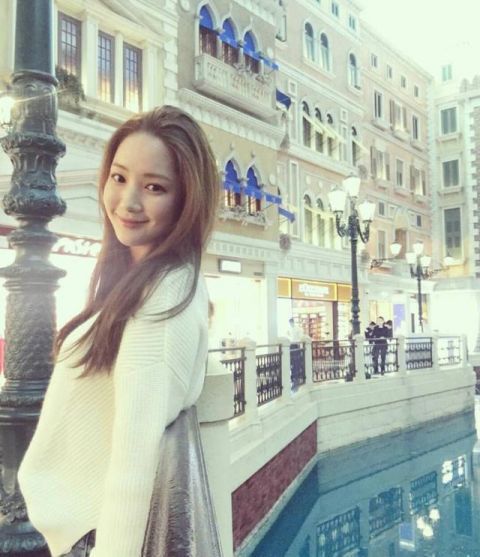 《healer》女主朴敏英近期自拍照,粉丝:发际线