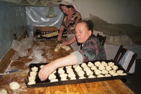 中国的俄罗斯族人过年:轻礼节，重美食!