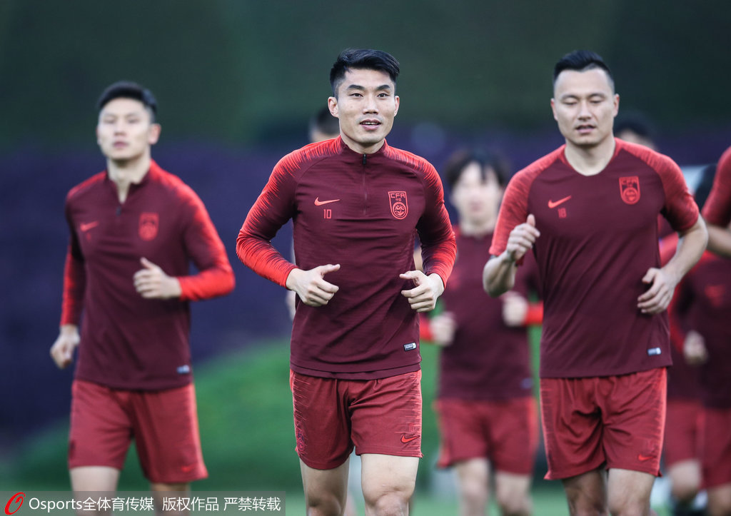 国足抵卡塔尔首训 老将郑智身先士卒