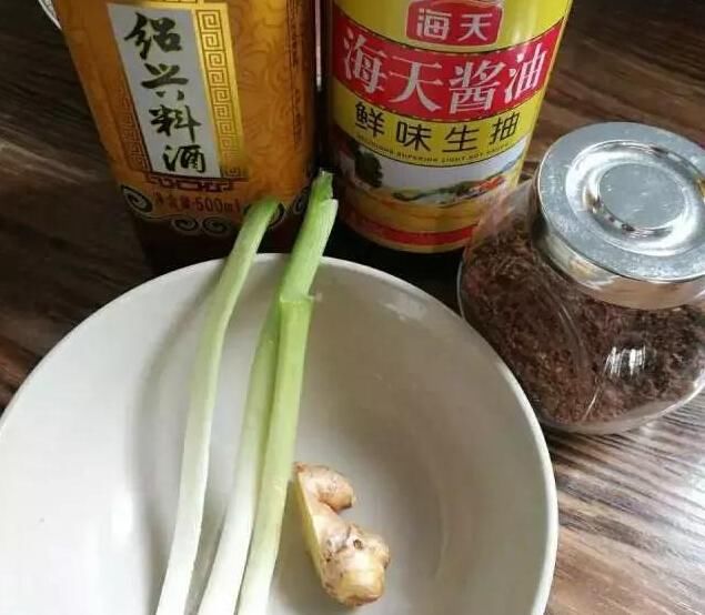 这道炸酥肉香脆可口，上桌必光盘的一道菜，大人小孩都爱吃