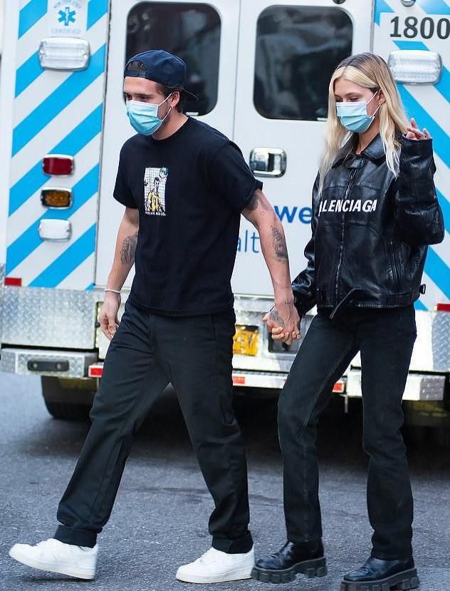 贝嫂大儿子牵未婚妻出街！像小老头了，贝嫂一身驼色比儿媳都温柔