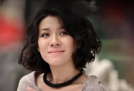 她是梅婷的小姑子，曾被大23岁男友抛弃，今被现任老公宠成公主!