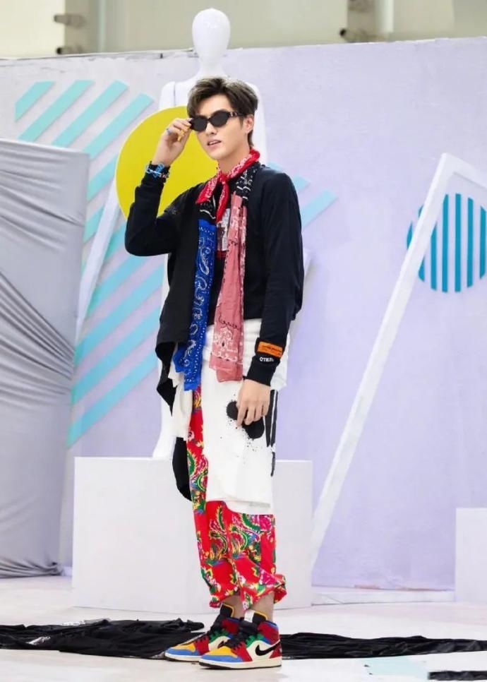 吴亦凡、热狗疯狂带货这双鞋！最快上脚女神，还是朴山多拉！