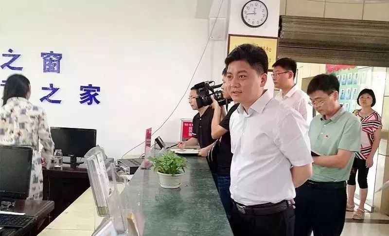 副市长暗访便民中心 工作人员戴耳机听歌当天被辞