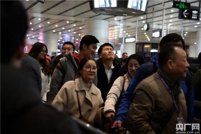 春运返程大潮持续 旅客再次踏上回京路