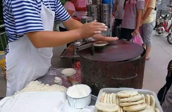 这对小夫妻靠卖烧饼就能月入过万,但他们做的美食与众不同特别香