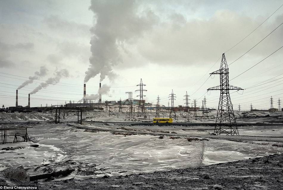 镜头下:生活在地球最北部的城市，一年大部分时间是夜晚和暴雪天