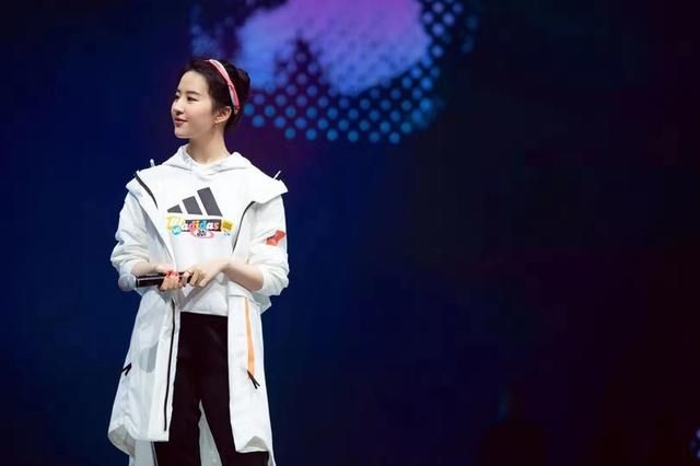 刘亦菲签约阿迪达斯