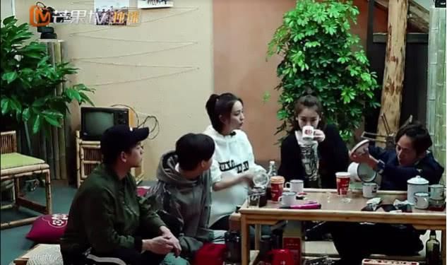 《向往2》何炅黄磊他们在聊天,有谁注意到彭昱