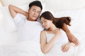 男人睡觉时的四大姿势，暴露了他爱你的程度，你的他是哪一种?