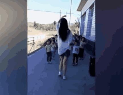 90后女孩穿成这样上舞蹈课 网友: 考虑过小孩