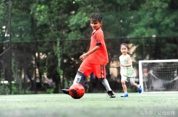 从小踢球会变成O型腿吗?踢球对孩子有什么好