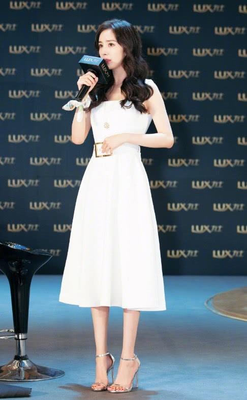 杨幂为了美也太拼了!穿一件如此紧身的裙子,把