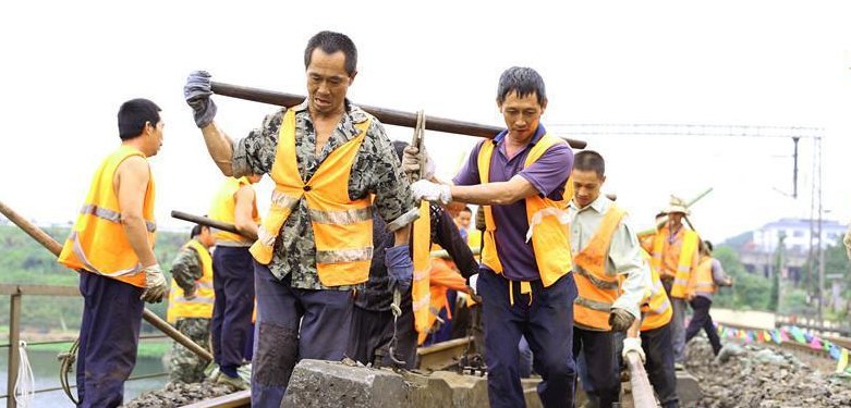沪昆铁路线上鹰潭工务机械段铁路职工正在进行