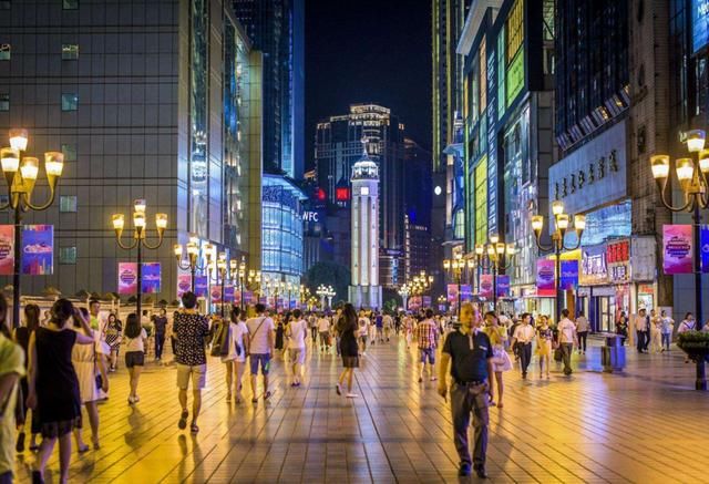 旅游 正文 江汉路步行街全长1600米,以前是清末英租界的 洋街 .