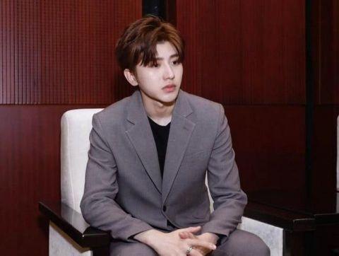 蔡徐坤参加活动时天冷手被握出印子,这个细节