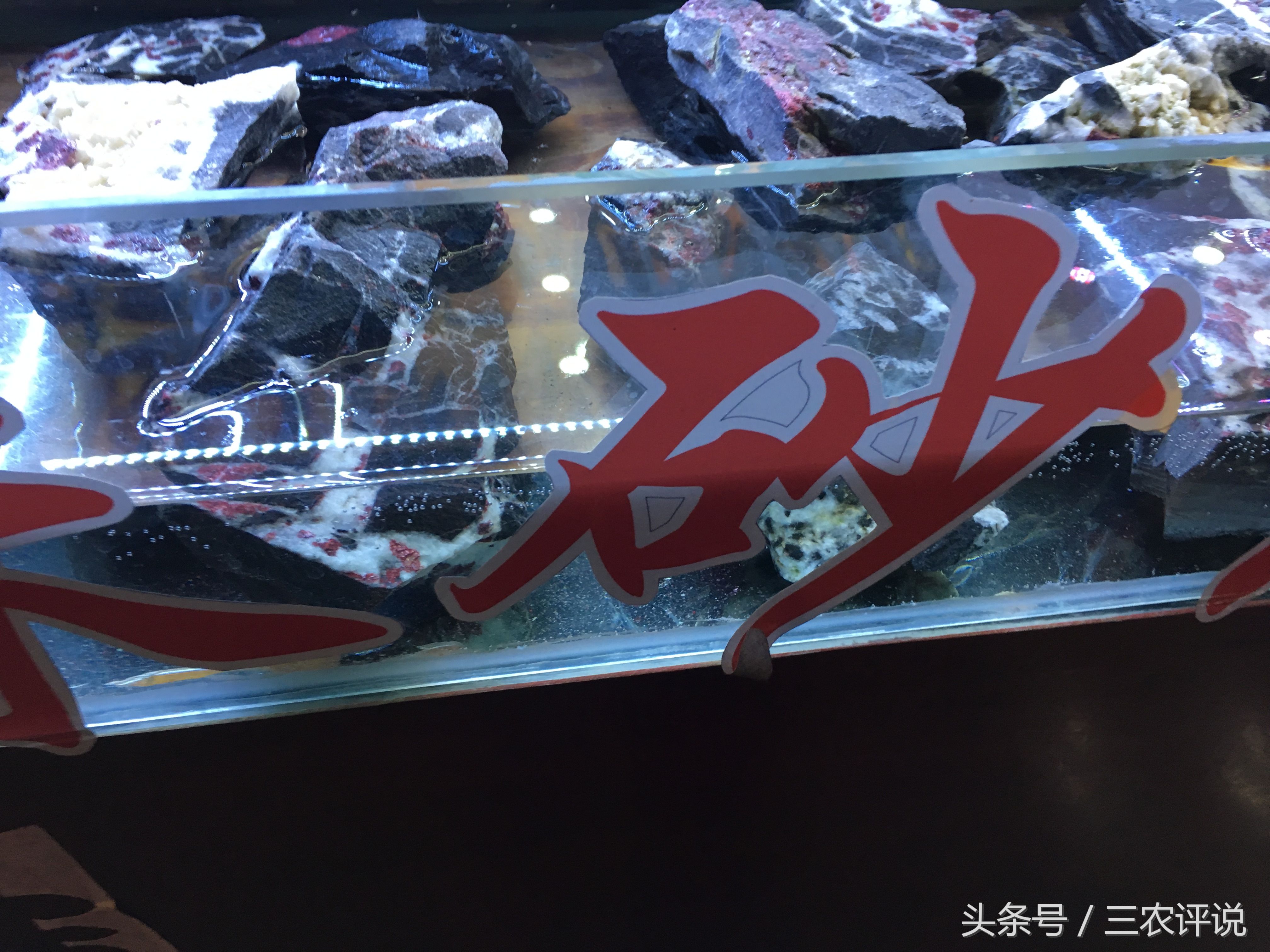 旅游时遇到这种石头要注意!它很贵,随便一块就得上万元,别碰!