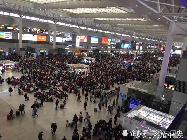 上海虹桥高铁站春运景象：千山万水挡不住游子回家过年 现场图