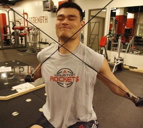 姚明当年是如何炼成纯爷们的,网友:没有人可以