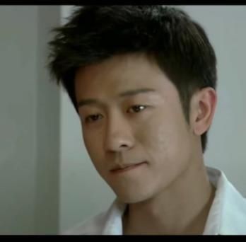 亲妈是制片人，干妈是知名导演，有演技有颜值他却平淡存在了20年