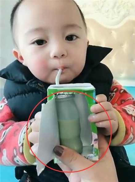 牛奶把蔬菜汁装进宝宝和远方图片诗的搞笑大全盒里给宝宝喝,妈妈喝完图片