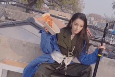 迪丽热巴拍戏现场犯困 手上的披萨掉了 表情迷