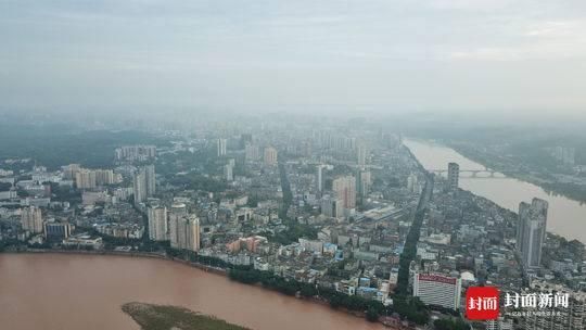 雨后看乐山大佛 金身直傍青霄立