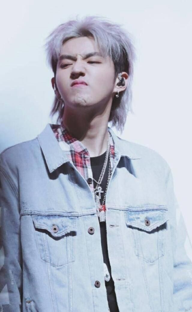 吴亦凡喜提消防栓上热搜,一身穿搭才是帅到抢