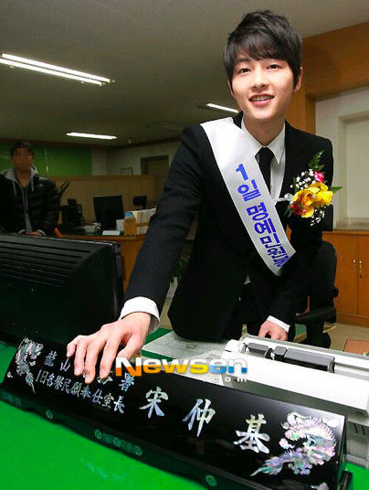 宋仲基儿时旧照曝光:被喜欢女孩的妈妈穿上小