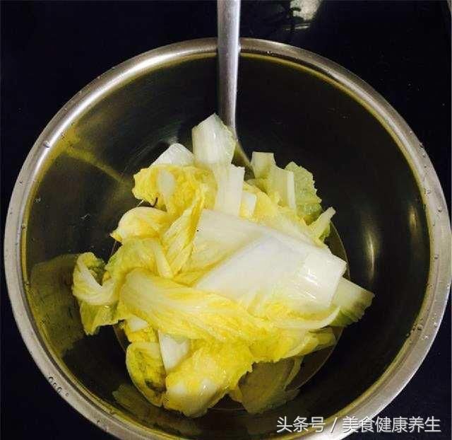 白菜这样做，堪称是下饭的精品，清爽可口，试试就停不下的美味