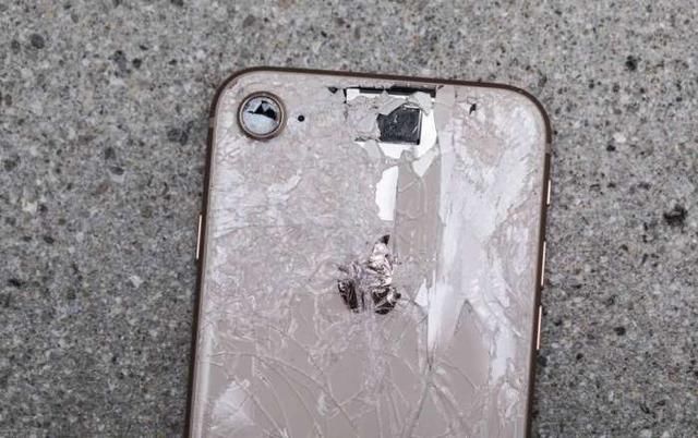 知道为何iPhone8不火了,首发当日就各种花式碎
