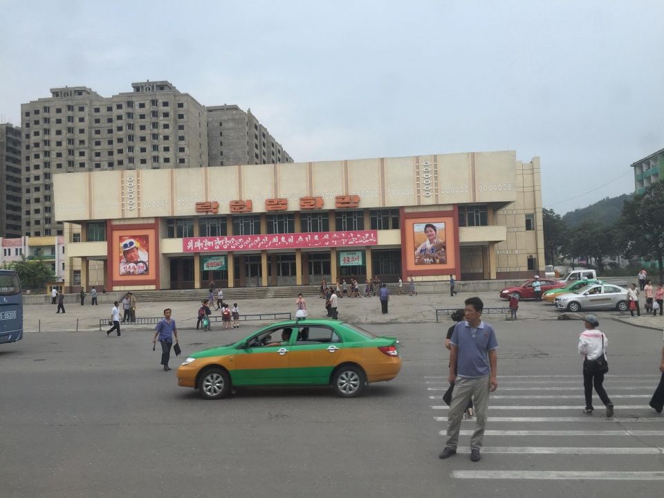 朝鲜街头看出租车，发现他们喜欢中国车，车上没计价器