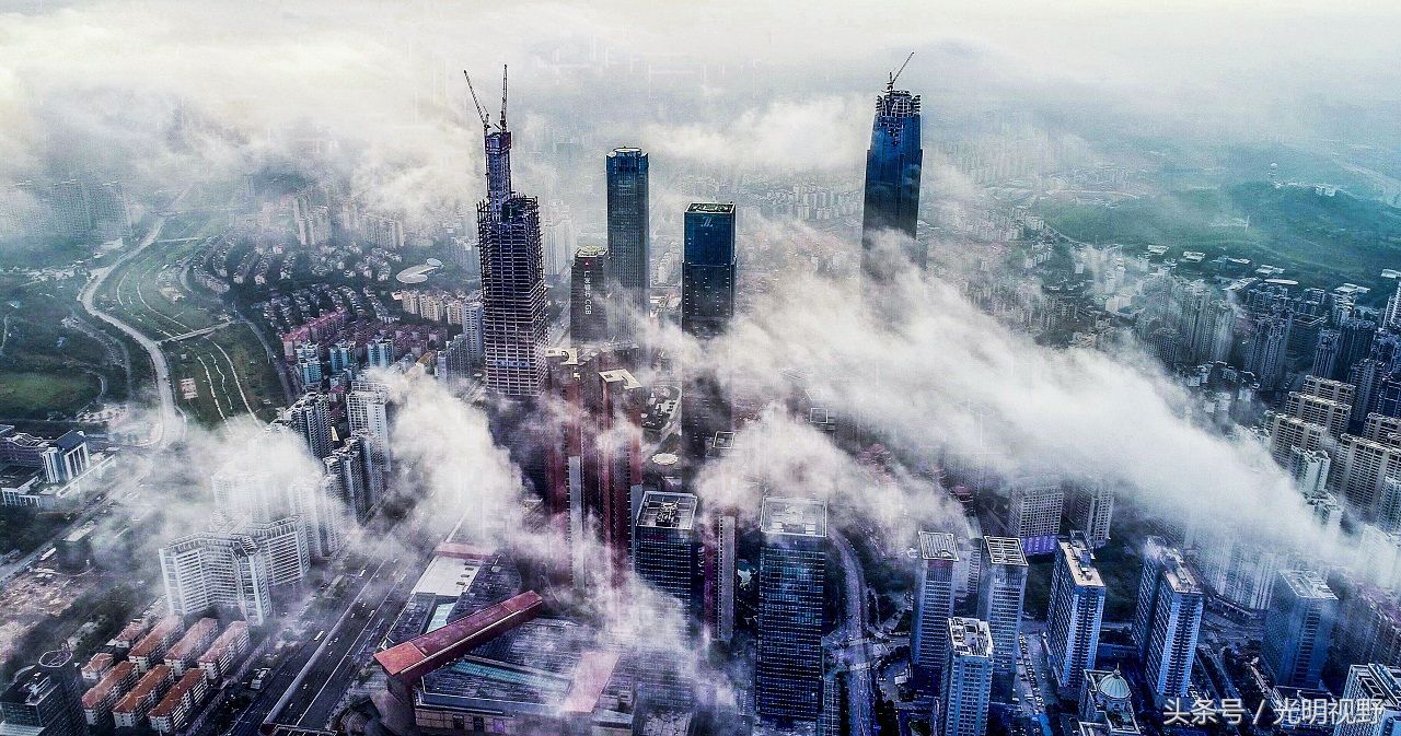 震撼!雨后初晴的南宁，高楼林立云遮雾绕好似仙境