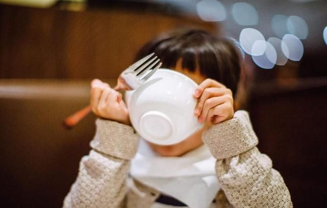 教你培养宝宝独立吃饭的妙招,学会这几招,宝宝